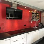 Rood marmerstuc in keuken