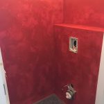 Rood marmerstuc toilet