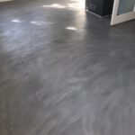 Betonlook vloer gemaakt met microcement