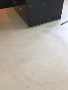 betonlook vloer gerealiseerd over houten vloer