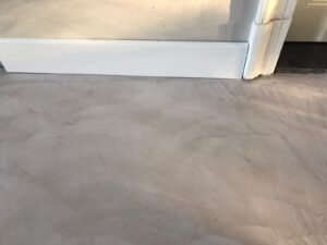 betonlook project vloer gerealiseerd over houten ondervloer